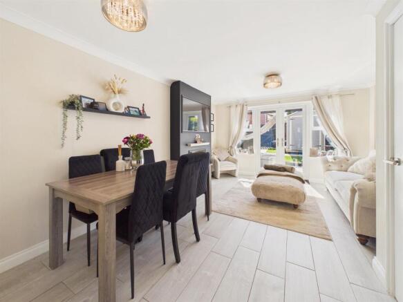 LOUNGE/DINING ROOM