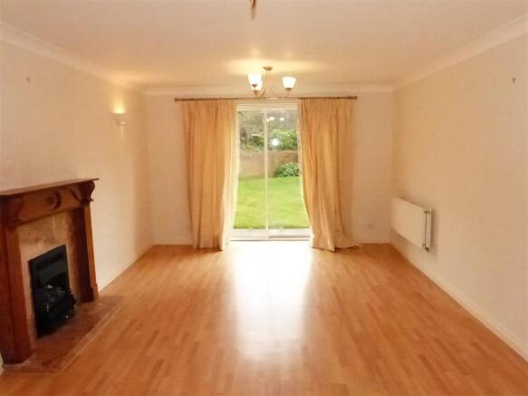 4 bed Detached to rent Image 3