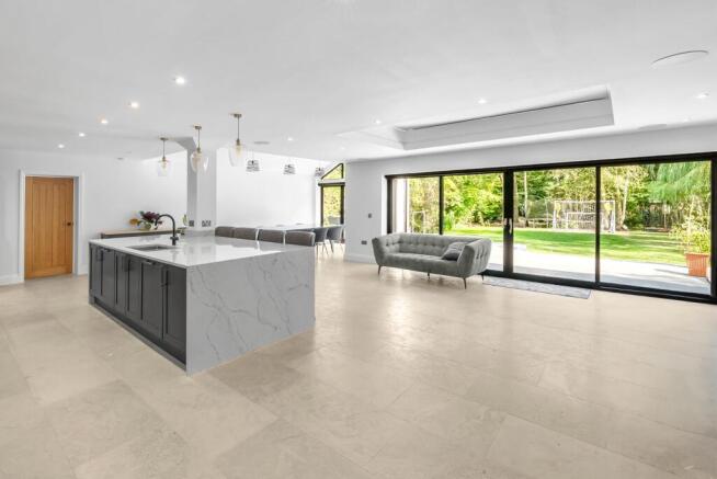 5 bed Detached for sale Image 5