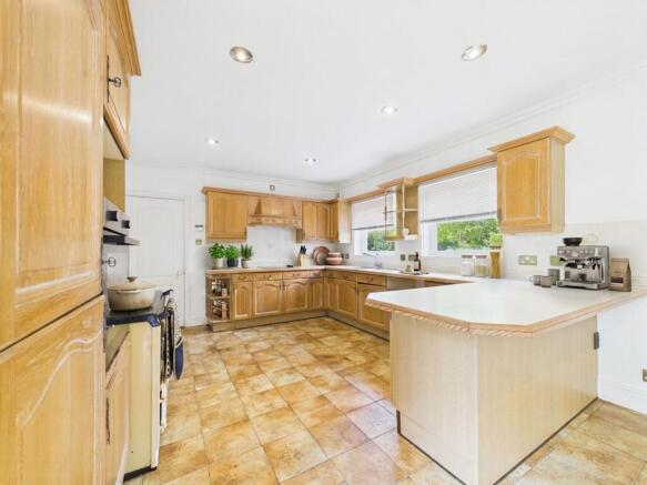 5 bed Detached for sale Image 4