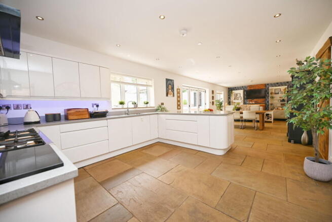 6 bed Detached for sale Image 4