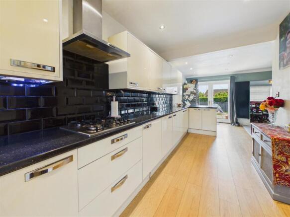 4 bed Semi-Detached for sale Image 5