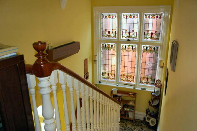 T-SHAPED 1ST FLOOR LANDING