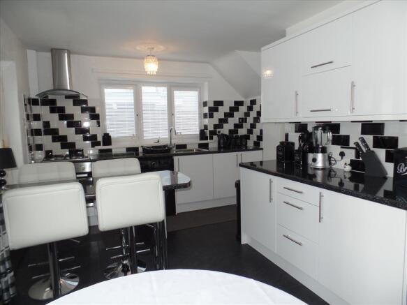 KITCHEN/BREAKFAST ROOM