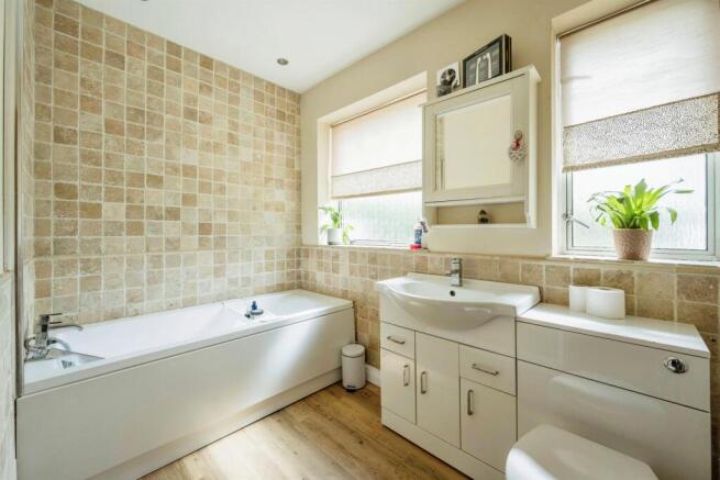 4 bed Detached for sale Image 9