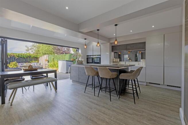 4 bed Detached for sale Image 12