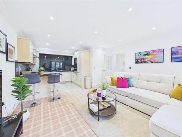 2 bed Flat for sale Image 7