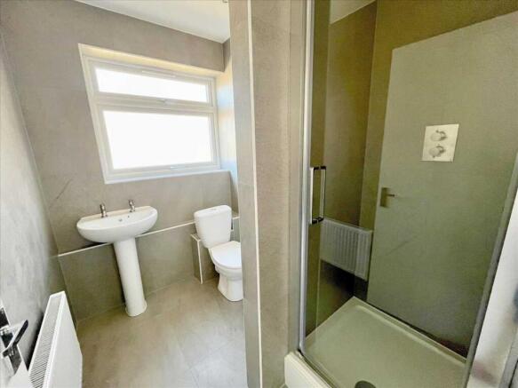 EN SUITE  SHOWER