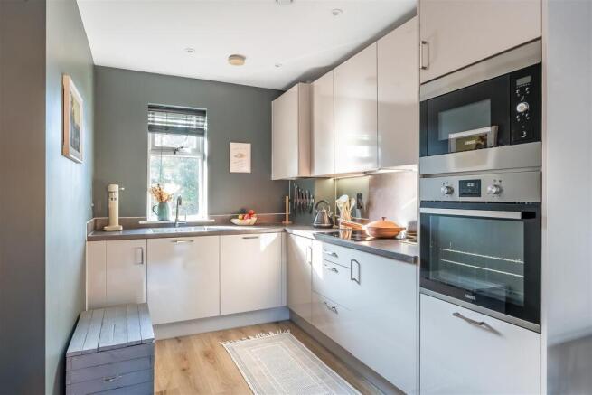 Consort Drive, Leatherhead, KT22 photo 4