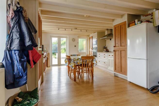 8388233-interior01.jpg