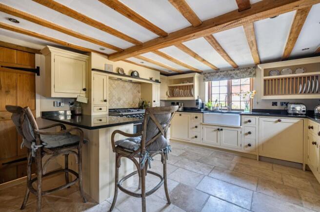 Cottage Kitchen with breakfast bar