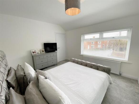 Bedroom 1 pic 3.jpg