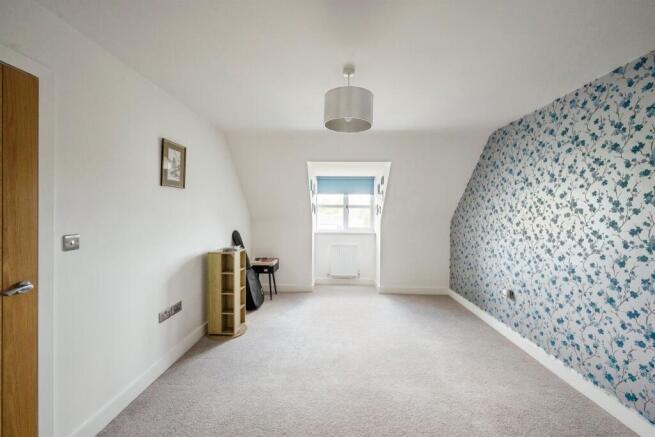 5 bed Detached for sale Image 9