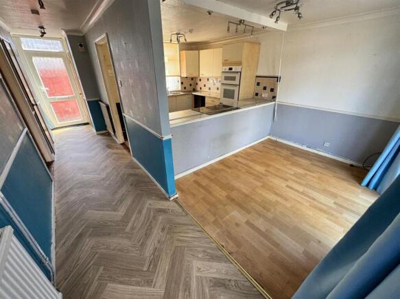 SITTING / DINING ROOM