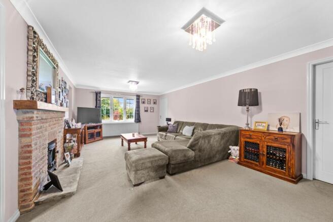 6 bed Detached for sale Image 11