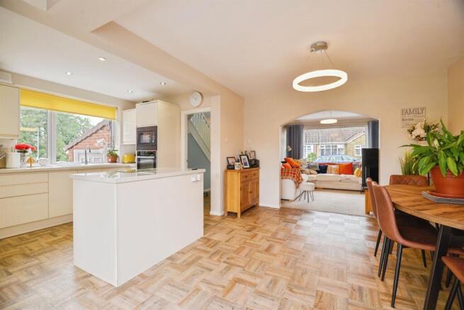 3 bed Semi-Detached for sale Image 6