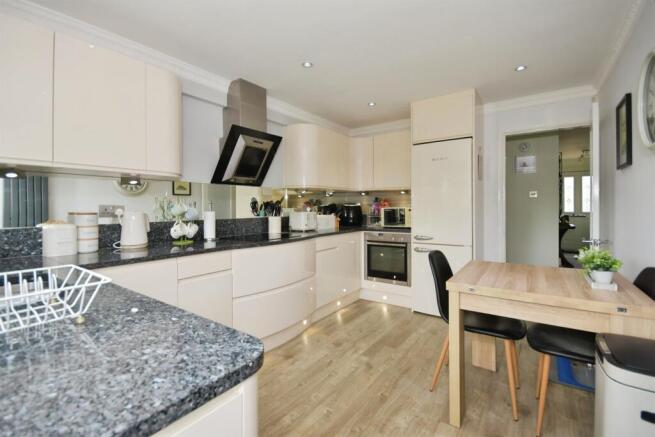 4 bed Detached for sale Image 4