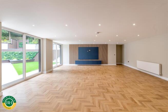 5 bed House for sale Image 7