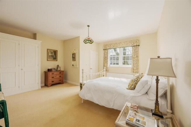 5 bed Detached for sale Image 10