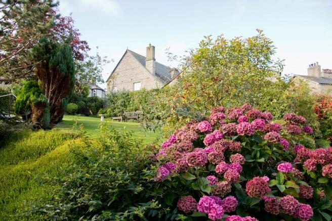 Garden & Grou...