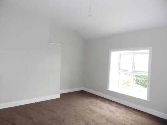 4 bed House to rent Image 10