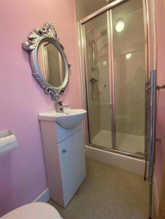 32 B Heights  En Suite 2.jpg