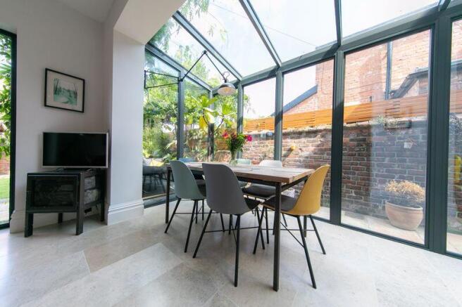 Glass side return extension