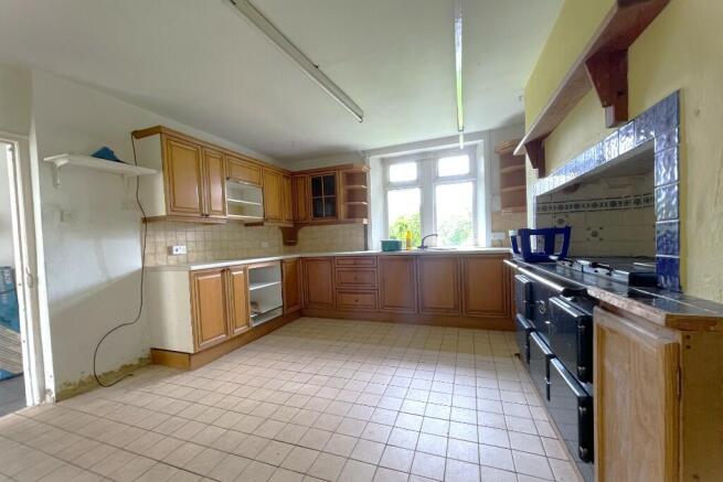 5 bed Semi-Detached for sale Image 5
