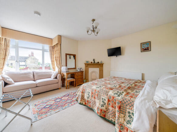 4 bed Detached for sale Image 8