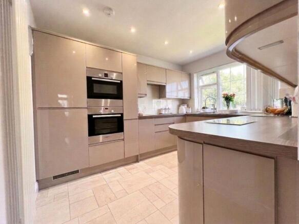 4 bed Semi-Detached for sale Image 7