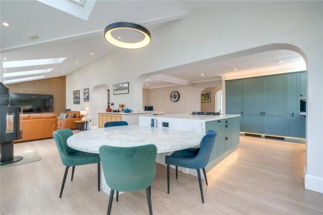 5 bed Detached for sale Image 4