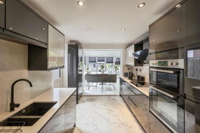4 bed Detached for sale Image 6