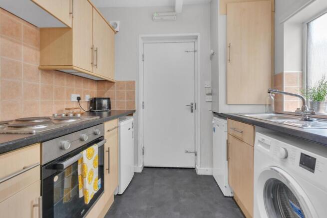 4 bed House to rent Image 10