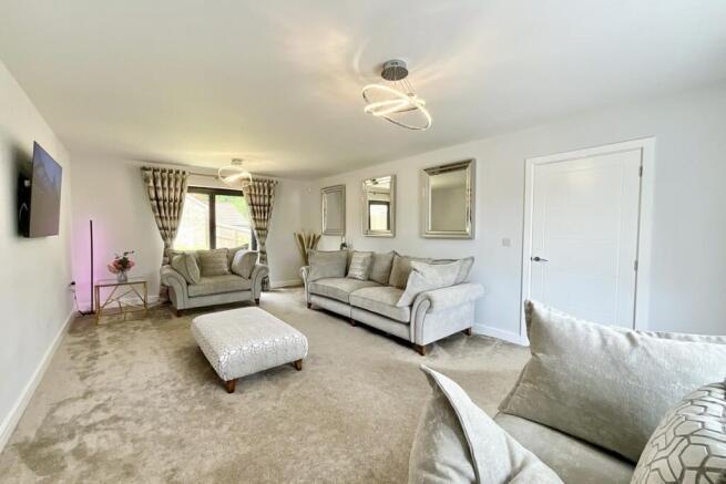 5 bed Detached for sale Image 4