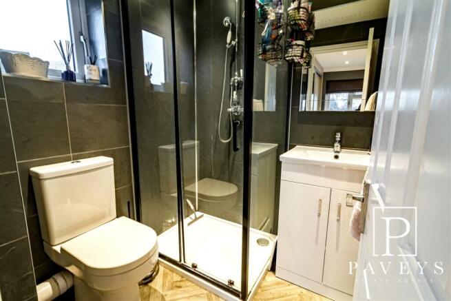 EN-SUITE SHOWER ROOM
