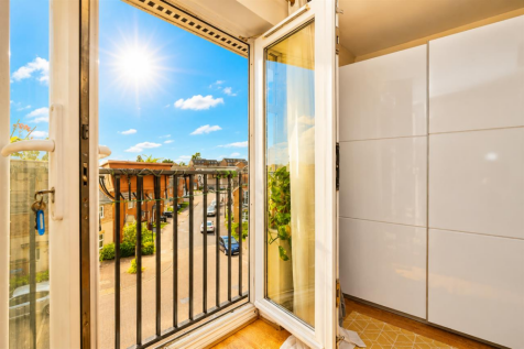 Dunster Close, Rugby - 2nd Floor Apartment - No Chain