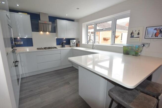 KITCHEN/DINING AREA
