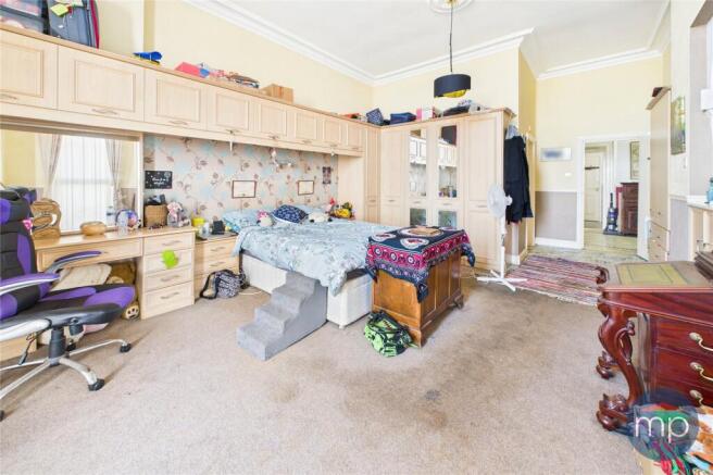 3 bed Flat for sale Image 9