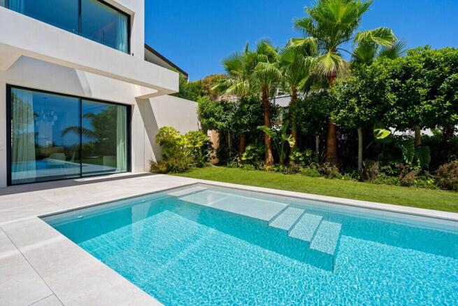 Pool and Exterior (1