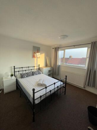 Bright, neatly presented double bedroom with a ...