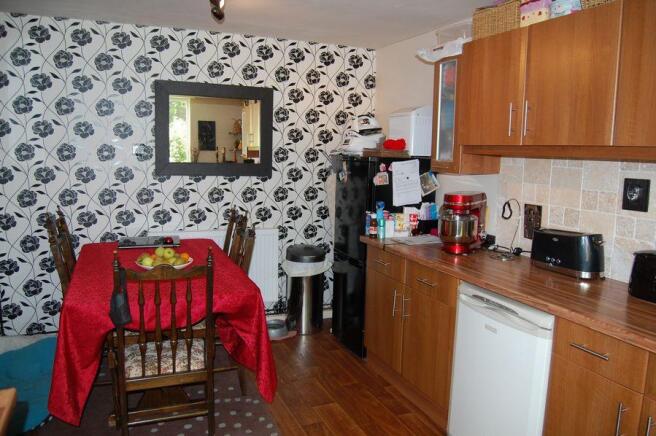 KITCHEN/DINING ROOM