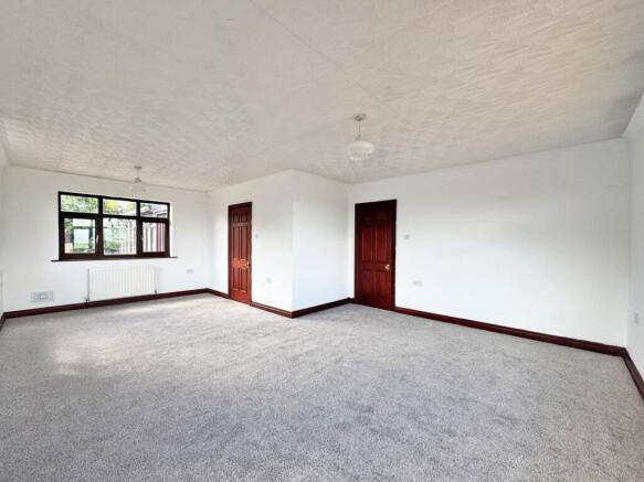 4 bed Detached Bungalow to rent Image 4