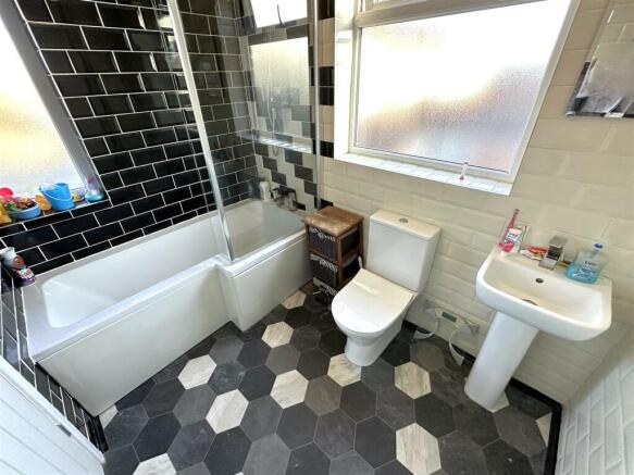First Floor Bathroom 009