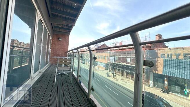 3 bed Apartment to rent Image 10