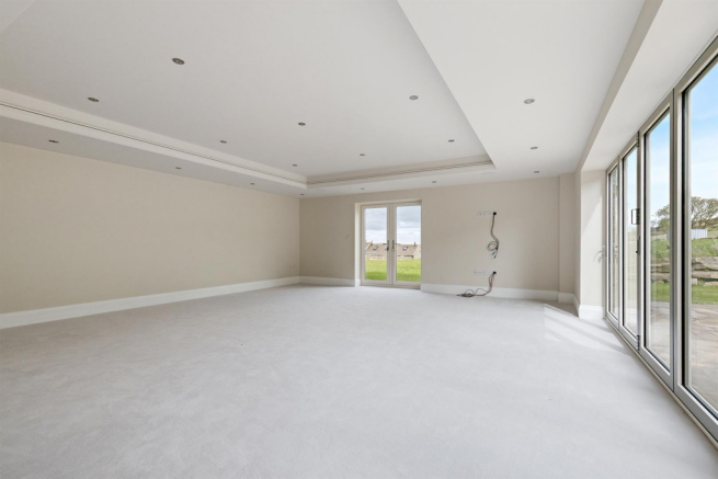5 bed Detached for sale Image 9