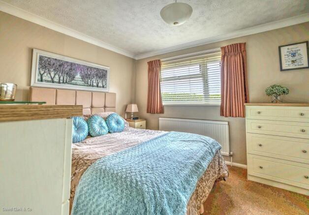 102 Lisle Close_30_1_2_Optimizer.jpg