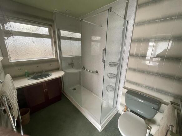 GROUND FLOOR EN SUITE SHOWER ROOM & WC