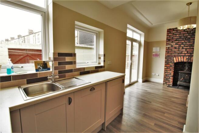 KITCHEN/DINING ROOM
