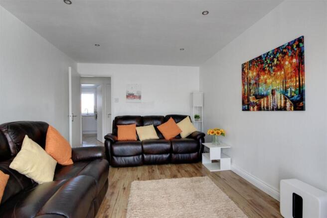 2 bed Flat for sale Image 4
