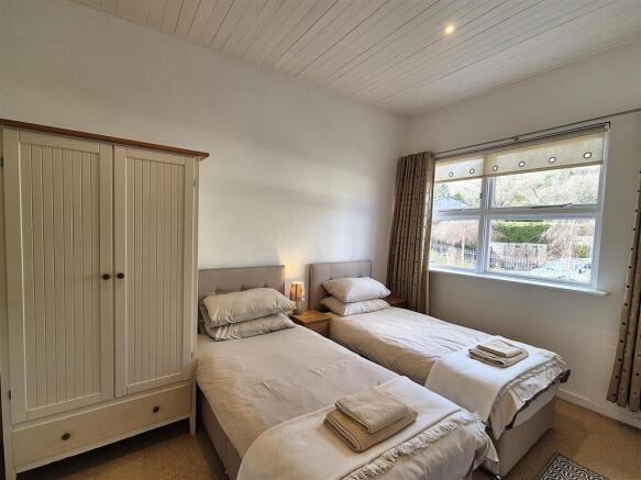 Twin bedroom.jpg